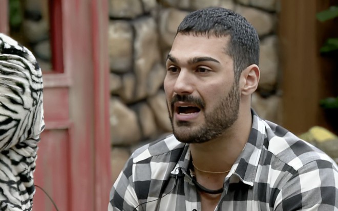 Shayan Haghbin com uma roupa xadrez no Paiol de A Fazenda