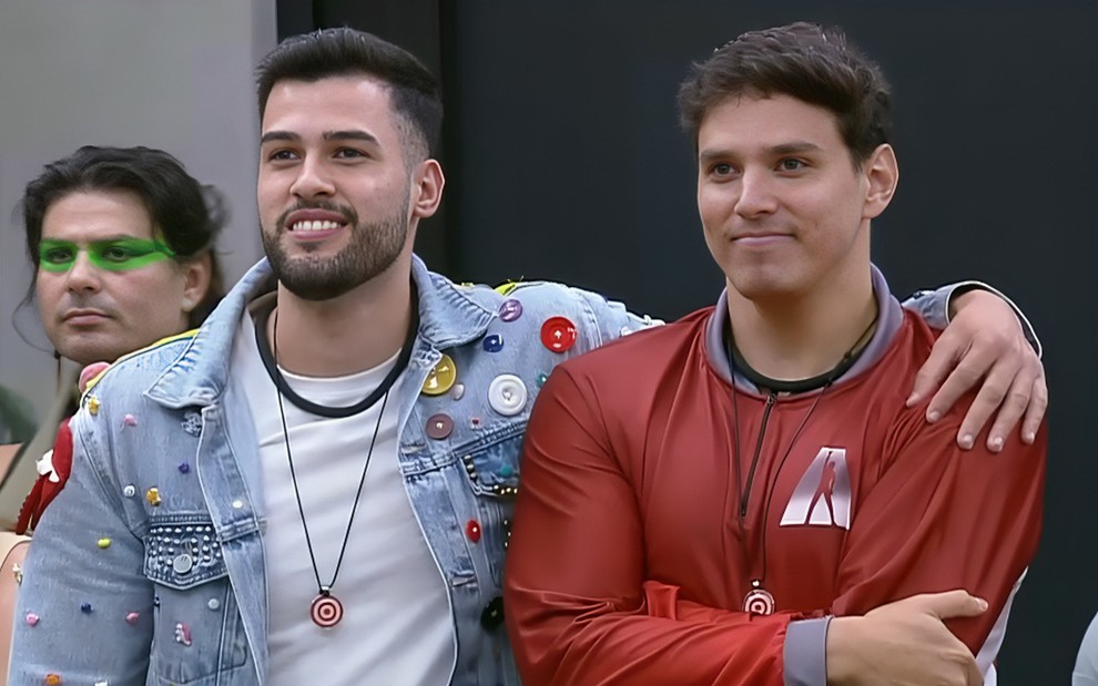 Kaio Perroni e Bruno Cardoso estão abraçados em A Grande Conquista