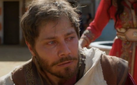 O ator André Bankoff caracterizado como Mordecai em cena de A Rainha da Pérsia