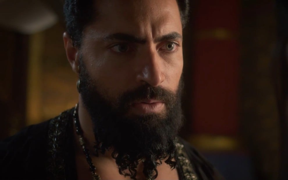 Carlo Porto como Xerxes em Rainha da Pérsia