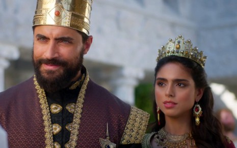 O ator Carlo Porto como Xerxes à esquerda ao lado de Nathalia Florentino, a Ester, em cena de A Rainha da Pérsia
