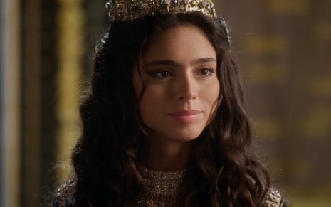 Nathalia Florentino tem sorriso discreto e expressão altiva em cena de A Rainha da Pérsia