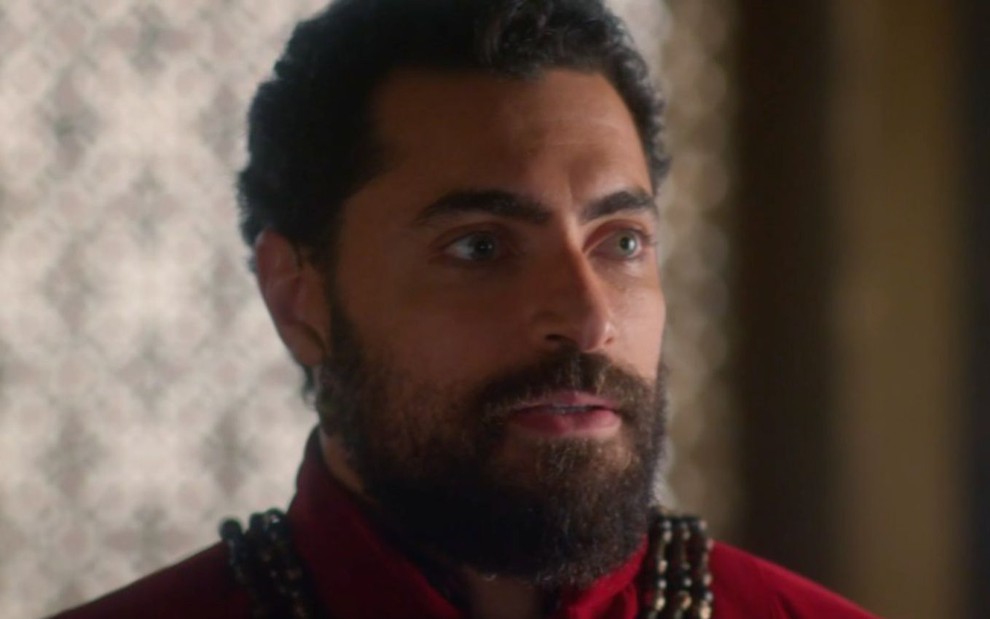 O ator Carlo Porto caracterizado como Xerxes em cena de A Rainha da Pérsia