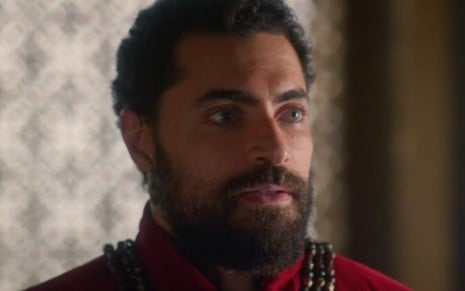O ator Carlo Porto caracterizado como Xerxes em cena de A Rainha da Pérsia