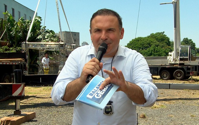 Reinaldo Gottino está na frente da passarela em gravação do Balanço Geral SP