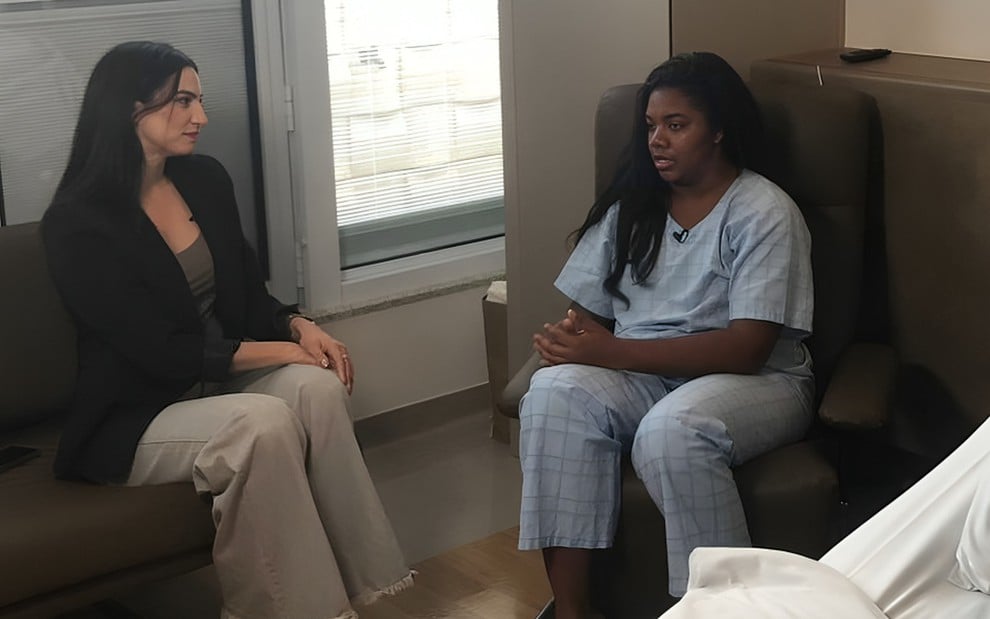 Taynara Figueiredo conversa com Raquel Brito em quarto de hospital