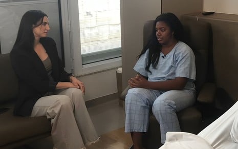 Taynara Figueiredo conversa com Raquel Brito em quarto de hospital