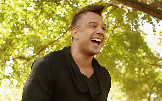 Elcio Coronato sorri em foto do Instagram