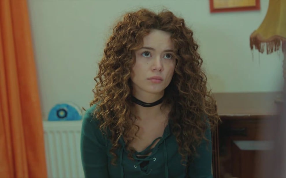 Sirin (Seray Kaya) em cena da novela Força de Mulher