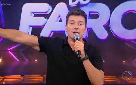 Rodrigo Faro tem expressão séria no palco do Hora do Faro