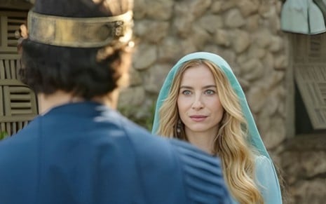 A atriz Bárbara França caracterizada como Abisague olha para Guilherme Dellorto, o Salomão, que está de costas em cena de Reis