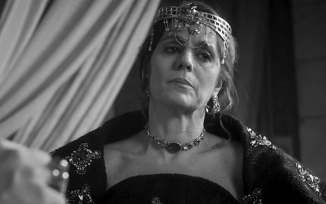 A atriz Claudia Mauro caracterizada como a rainha Maacá na novela Reis