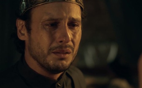 Guilherme Dellorto chora em cena de Reis