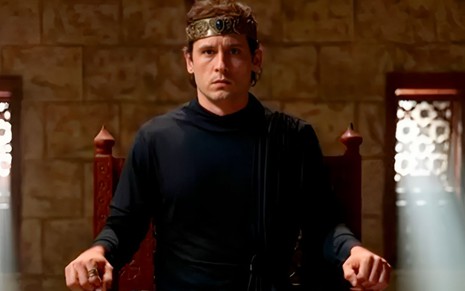 O ator Guilherme Dellorto caracterizado como Salomão em Reis