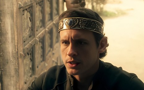 O ator Guilherme Dellorto caracterizado como Salomão em cena de Reis