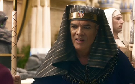 O ator Gustavo Ottoni caracterizado como o faraó Siamun em cena de Reis