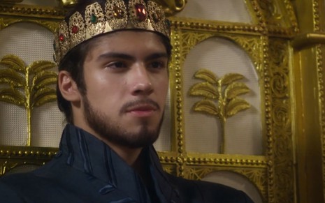O ator Henrique Camargo caracterizado como Roboão em cena de Reis