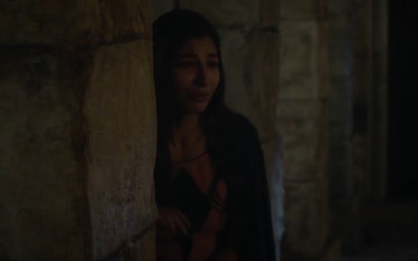 Juliana Xavier se apoia em parede enquanto chora desesperada em cena de Reis