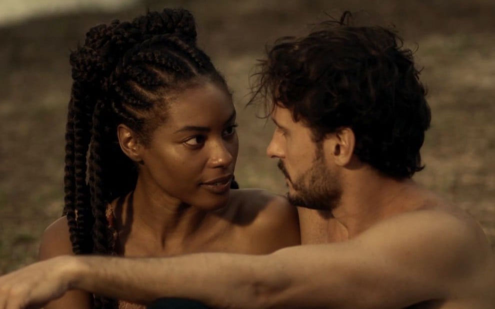 Sharam Diniz como a rainha de Sabá em uma praia com Guilherme Dellorto, o Salomão, em uma praia na novela Reis