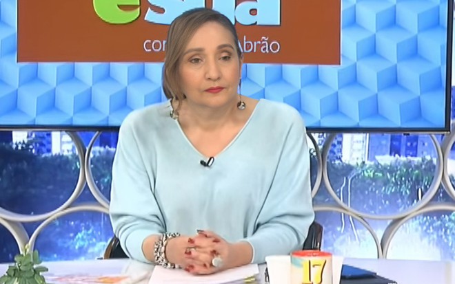 Sonia Abrão tem expressão conformada no cenário do A Tarde É Sua, da RedeTV!