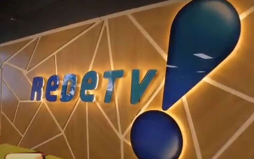 Logo da RedeTV! em uma parede