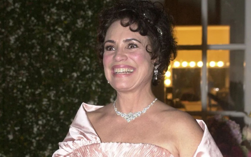 A atriz Regina Duarte sorrindo cem cena da novela Desejos de Mulher (2002)