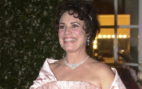 A atriz Regina Duarte sorrindo cem cena da novela Desejos de Mulher (2002)