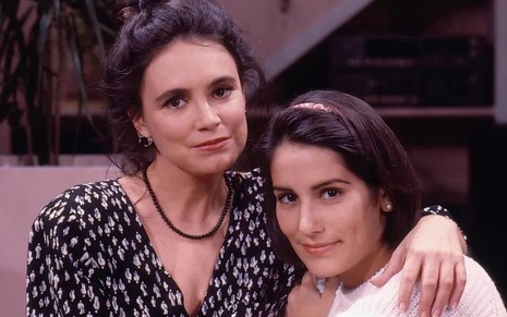 Regina Duarte e Gloria Pires posam lado a lado, caracterizadas como suas personagens em Vale Tudo