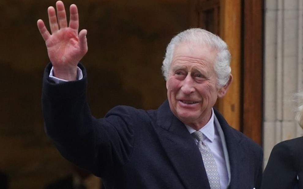 Rei Charles 3º acena em saída de evento, em foto publicada no Instagram