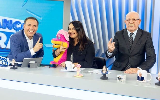 Reinaldo Gottino, a cobra Judite, Fabíola Reipert e Renato Lombardi sentados na bancada do quadro A Hora da Venenosa