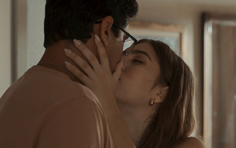 Augusto (Renan Monteiro) e Buba (Gabriela Medeiros) se beijam em cena da novela Renascer