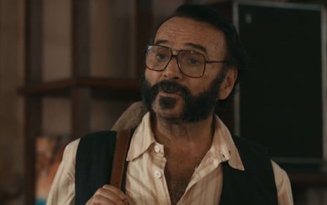 Almir Sater caracterizado como Rachid; ele está sério em cena de Renascer