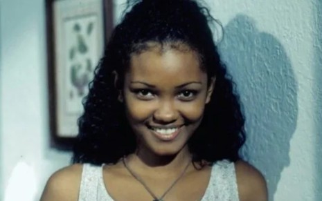 Isabel Fillardis sorrindo para a câmera, caracterizada como Ritinha, personagem que interpretou em Renascer (1993)