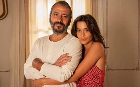 A atriz Theresa Fonseca abraçada ao ator Marcos Palmeira em cena de Renascer