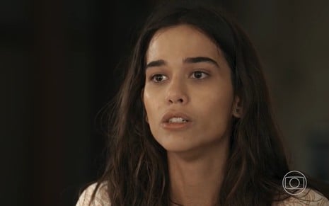A atriz Theresa Fonseca com expressão séria em cena de Renascer