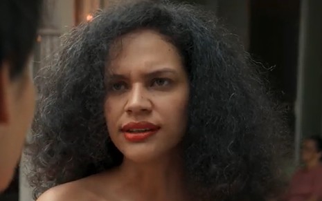 A atriz Uiliana Lima com expressão séria em cena de Renascer
