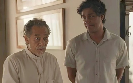 Os atores Chico Díaz e Breno da Matta em cena de Renascer, um ao lado do outro
