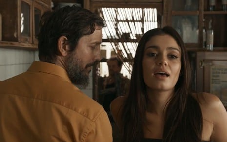 Egídio (Vladimir Brichta) está de costas e observa Eliana (Sophie Charlotte) em cena da novela Renascer