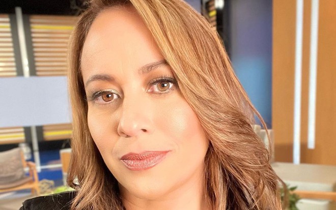 Renata Alves está olhando para a câmera sem sorrir em selfie publicada no Instagram