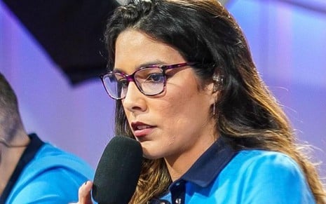 Renata Silveira discursa em coletiva de imprensa