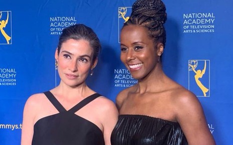 Renata Vasconcellos ao lado de Maju Coutinho no red carpet do Emmy Internacional de Jornalismo