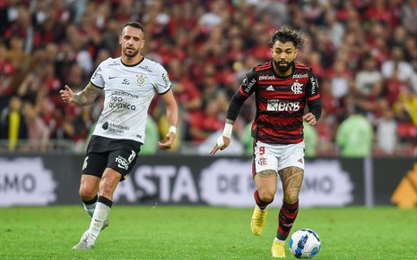 Renato Augusto e Gabigol correm para a pegar a bola em jogo entre Corinthians e Flamengo
