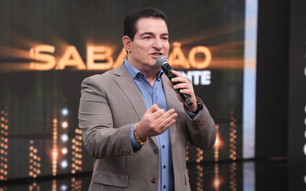 O empresário Renato Ambrosio, apresentador do Sabadão da Gente, programa da Band; ele usa camisa azul e paletó cinza