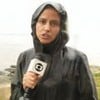 Raquel Krähenbühl usa uma capa de chuva no Bom Dia Brasil, na Globo