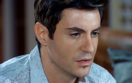 Ricardo Tozzi com expressão séria em cena como Fabian na novela Cheias de Charme