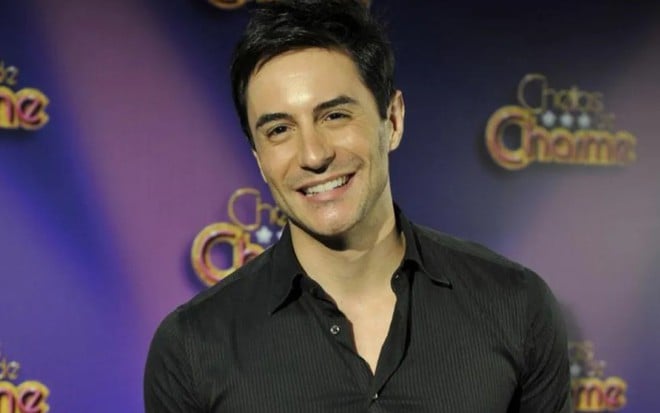 O ator Ricardo Tozzi, que viveu Fabian em Cheias de Charme (2012), sorrindo