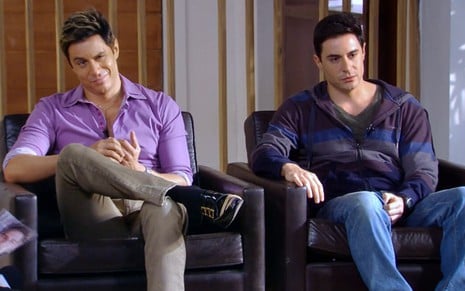 Fabian (Ricardo Tozzi) e Inácio (Ricardo Tozzi) sentados em poltronas em cena da novela Cheias de Charme