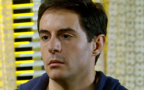 Ricardo Tozzi com expressão séria em cena como Inácio na novela Cheias de Charme