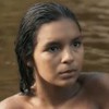 Mell Muzzillo como Ritinha em Renascer, dentro de rio, com ombros de fora, aparentando estar sem roupa