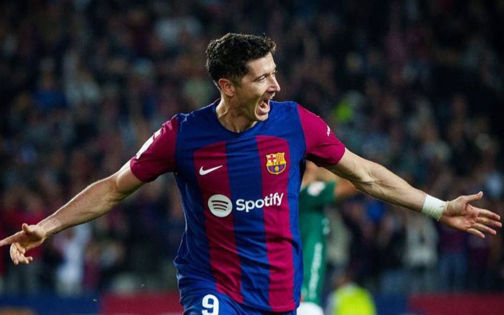 Robert Lewandowski abre os braços e comemora gol do Barcelona em jogo do Campeonato Espanhol